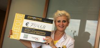 Verpleegkundige neemt €754,68 in ontvangst