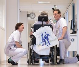 Patiënt in rolstoel op de afdeling Intensive Care