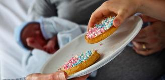 Gezin eet beschuit met muisjes
