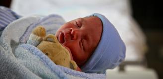 Pasgeboren baby op de verpleegafdeling Verloskunde