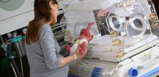 Moeder haalt baby uit couveuse 