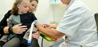 Bloedprikken bij kind op de afdeling bloedafname