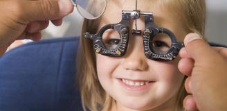 Optometrie bij een kind bij polikliniek oogheelkunde
