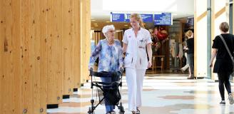 Patiënt en verpleegkundige lopen over de Boulevard