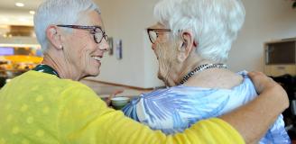 Algemeen twee oudere vrouwen op de boulevard, knuffel