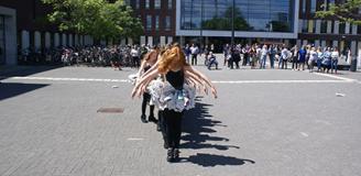 Foto van dansvoorstelling Schwanensturm op het voorplein