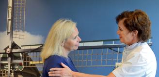 hand verpleegkundige op schouder patiënt