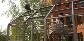 monument buiten met vogel en blad op herdenkplek