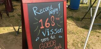 Krijtbord met de tekst 'Recordpoging 168 uur vissen voor het goede doel'