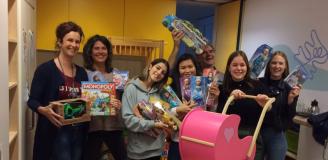 Studenten van KW1C geven speelgoed aan de Kinderafdeling