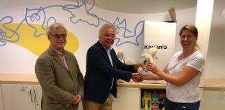 Kiwanispoppen worden overhandigd op de Kinderafdeling