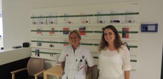 Alicia Janssen en Sylvia Spierings zijn trots en blij met het folderrek voor de afdeling Nefrologie
