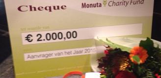 Cheque van €2000.- van Monuta voor een herdenkplek voor overleden kinderen