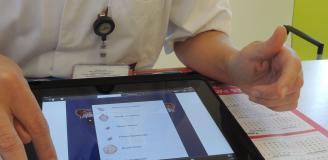 Verpleegkundige van de Gynaecologie gebruikt iPad voor voorlichting
