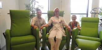 Verpleegkundigen zijn blij met de nieuwe relaxfauteuils