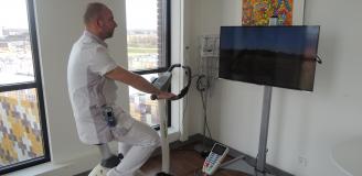 Verpleegkundige Erik de Vries probeert het fietslabyrint op de afdeling Chirurgie uit