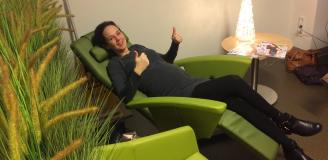 Daniëlle Eikemans in een relaxfauteuil