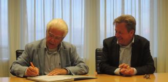 Frank Willekens en Jan Karel van der Staay ondertekenen het contract met de Stichting Seniorenbus