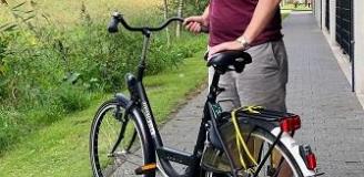 Dirk met de leenfiets