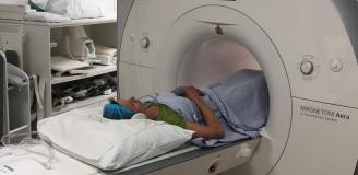 Dame ligt in MRI met koptelefoon op