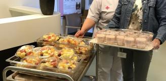 De dienbladen met fruit en smoothies op de afdeling Neurologie