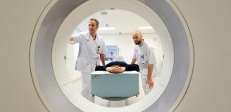Patiënt krijgt een PET-CT-scan