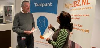 Twee vrijwilligers van het Taalpunt
