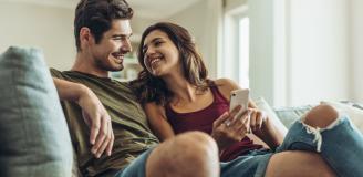 man en vrouw op de bank