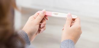 Vrouw houdt zwangerschapstest vast