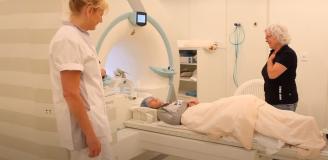 Meisje in de MRI-scanner