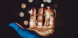 Column Carolien Burghout: hand met lichtjes