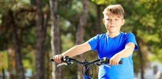 Fiets jongen buiten
