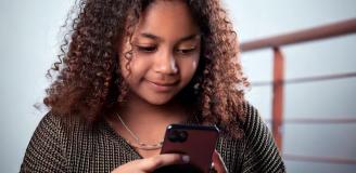 Meisje met telefoon