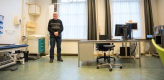 Foto van meneer van Brakel in zijn oude kamer in het Bommels Gasthuis