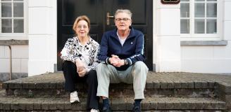 Foto van mevrouw en meneer Schreuders-Verkuil bij de oude ingang van het Bommels Gasthuis