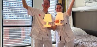 foto van collega's met een fatboylamp vast