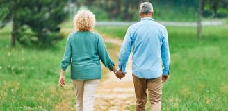 Foto Man en vrouw hand in hand 