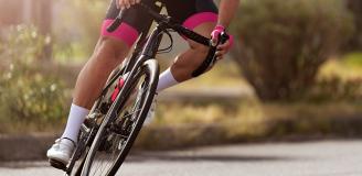 Fotn van een wielrenner op een fiets