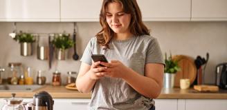 meisje_keuken_telefoon