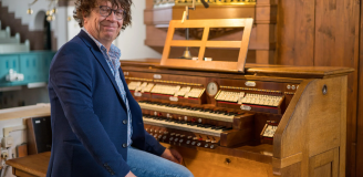 Foto van organist Simon Stelling