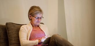 vrouw kijkt op tablet