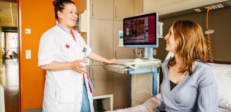 Foto van een verpleegkundige aan bed