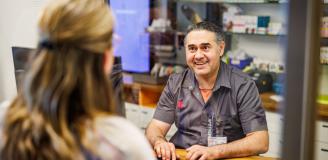 Foto van de balie van de poliklinische apotheek