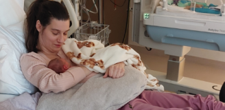 Foto van een patiënt met een voedingskussen