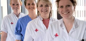 Foto van drie verpleegkundigen en een operatieassitent 