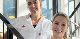 Foto van twee verpleegkundigen op de trap