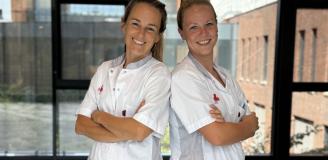 Foto van twee verpleegkundigen