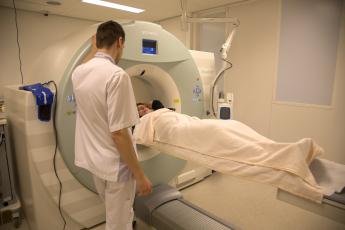 Patiënt krijgt een PET-CT scan