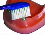 met tandenborstel het implantaat in de onderkaak reinigen
