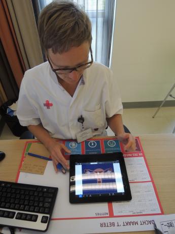 Verpleegkundige van de Gynaecologie gebruikt iPad voor voorlichting